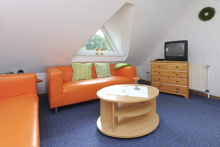 Ferienwohnung „Meer“ - Wohnzimmer mit integriertem Küchenbereich