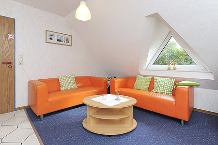 Ferienwohnung „Meer“ - Wohnzimmer mit integriertem Küchenbereich