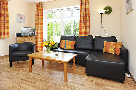 Ferienwohnung „Robbe“ - Wohnzimmer mit integriertem Küchenbereich