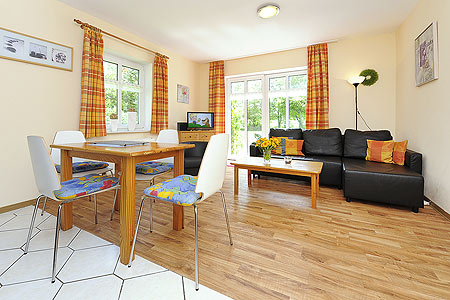 Ferienwohnung „Robbe“ - Wohnzimmer mit integriertem Küchenbereich