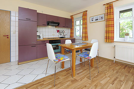 Ferienwohnung „Robbe“ - Wohnzimmer mit integriertem Küchenbereich