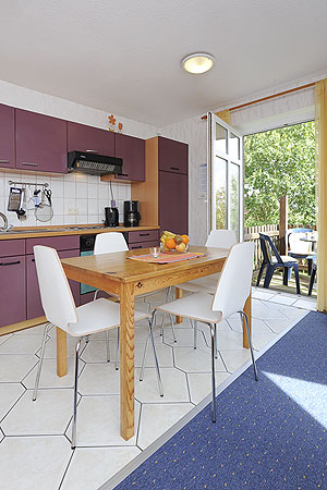 Ferienwohnung „Seehund“ - Wohnzimmer mit integriertem Küchenbereich