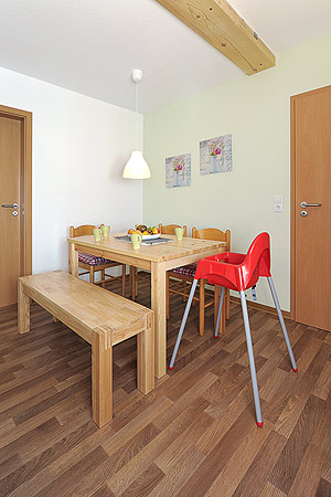 Ferienwohnung „Strand“ - Wohnzimmer mit integriertem Küchenbereich