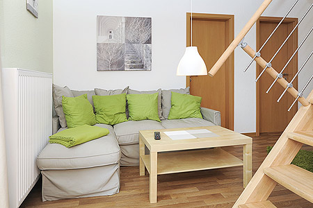 Ferienwohnung „Strand“ - Wohnzimmer mit integriertem Küchenbereich