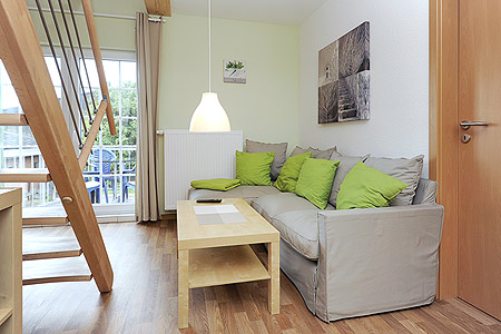 Ferienwohnung „Strand“ - Wohnzimmer mit integriertem Küchenbereich