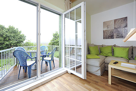 Ferienwohnung „Strand“ - Wohnzimmer mit integriertem Küchenbereich