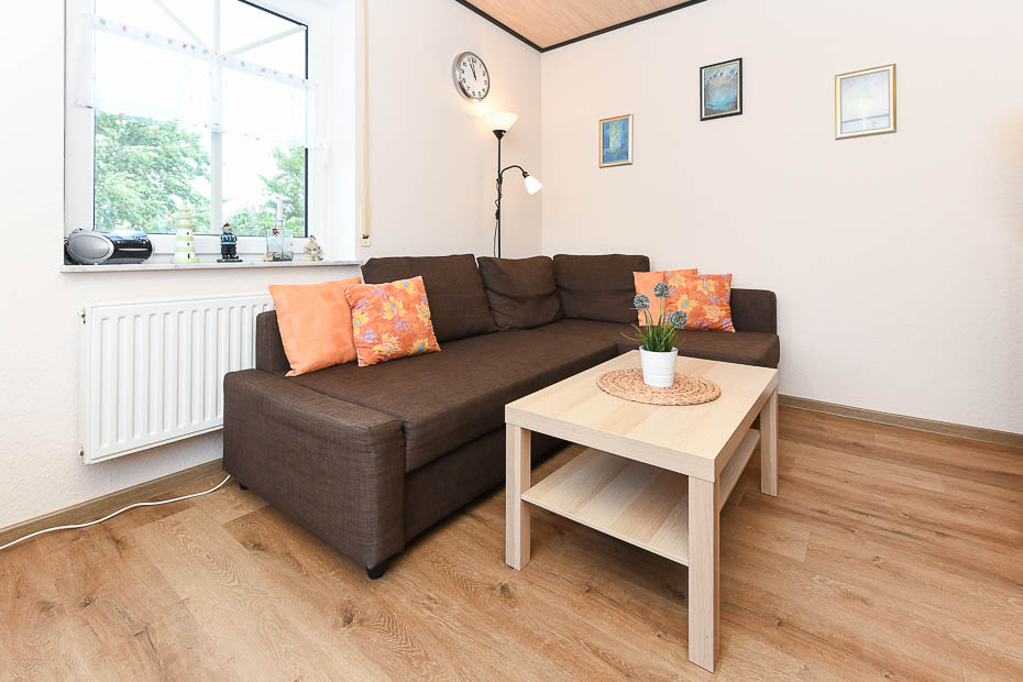 Ferienwohnung „Lee“ - Wohnzimmer mit integrierter Küche und räumlich abgeteiltem Esszimmer-Abteil