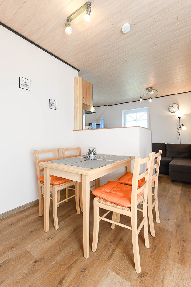 Ferienwohnung „Lee“ - Wohnzimmer mit integrierter Küche und räumlich abgeteiltem Esszimmer-Abteil