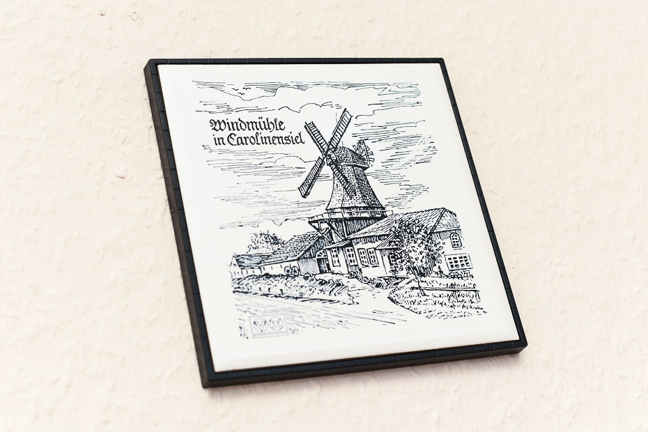 Ferienwohnung „Lee“ - Wohnzimmer mit integrierter Küche und räumlich abgeteiltem Esszimmer-Abteil