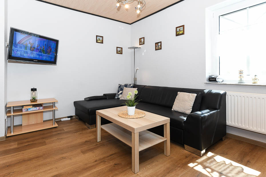 Ferienwohnung „Luuv“ - Wohnzimmer mit integriertem Küchenbereich