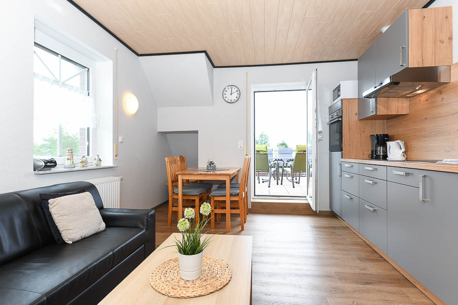 Ferienwohnung „Luuv“ - Wohnzimmer mit integriertem Küchenbereich