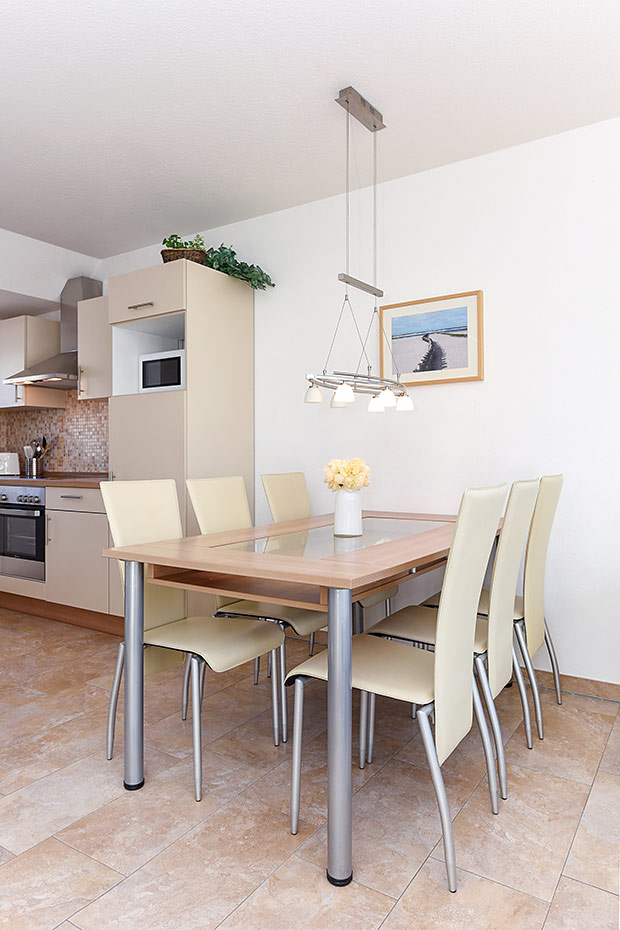 Ferienwohnung „Mittelriff“ - Wohnzimmer mit integriertem Küchenbereich