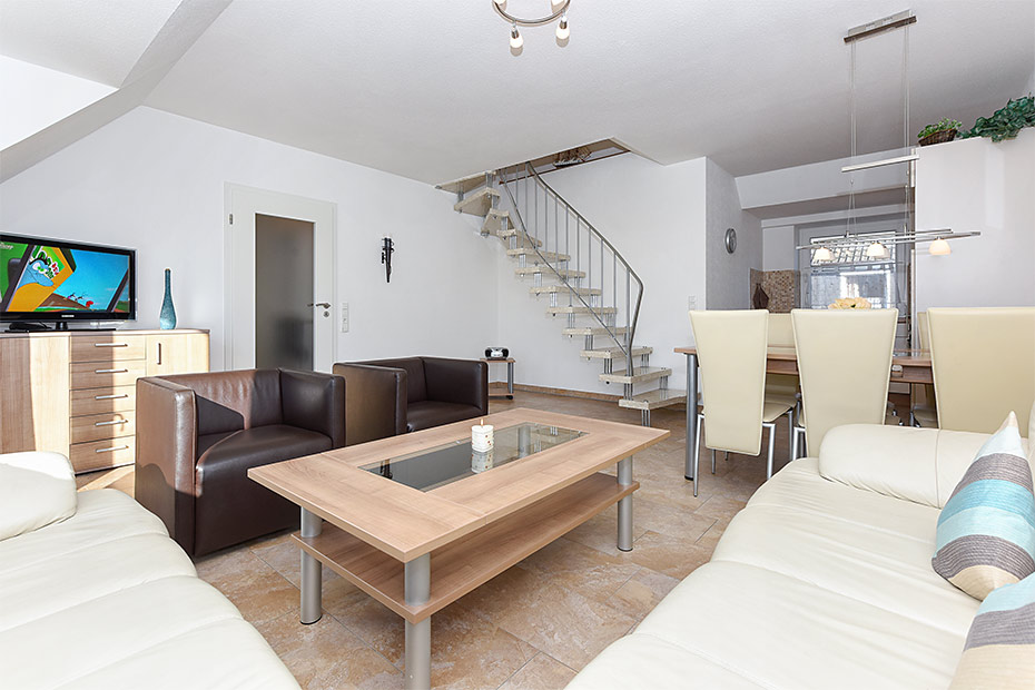 Ferienwohnung „Mittelriff“ - Wohnzimmer mit integriertem Küchenbereich