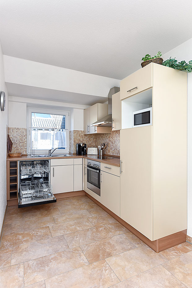 Ferienwohnung „Mittelriff“ - Wohnzimmer mit integriertem Küchenbereich