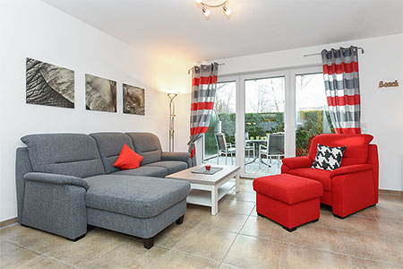 Ferienwohnung „Robbenplate“ - Wohnzimmer mit integriertem Küchenbereich