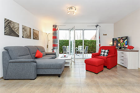 Ferienwohnung „Robbenplate“ - Wohnzimmer mit integriertem Küchenbereich