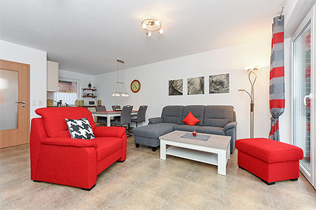 Ferienwohnung „Robbenplate“ - Wohnzimmer mit integriertem Küchenbereich