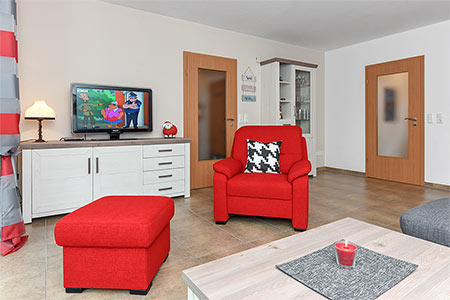 Ferienwohnung „Robbenplate“ - Wohnzimmer mit integriertem Küchenbereich