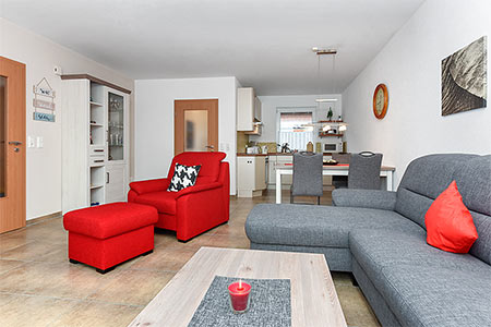 Ferienwohnung „Robbenplate“ - Wohnzimmer mit integriertem Küchenbereich