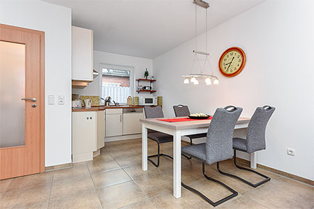 Ferienwohnung „Robbenplate“ - Wohnzimmer mit integriertem Küchenbereich