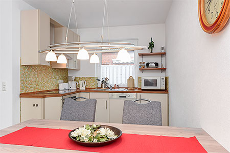 Ferienwohnung „Robbenplate“ - Wohnzimmer mit integriertem Küchenbereich