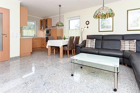 Ferienwohnung „Ruteplate“ - Wohnzimmer mit integriertem Küchenbereich