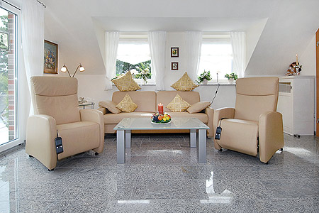Ferienwohnung „Süderriff“ - Wohnzimmer mit integriertem Küchenbereich