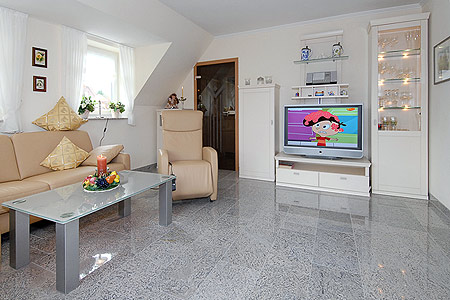 Ferienwohnung „Süderriff“ - Wohnzimmer mit integriertem Küchenbereich
