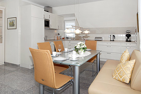 Ferienwohnung „Süderriff“ - Wohnzimmer mit integriertem Küchenbereich