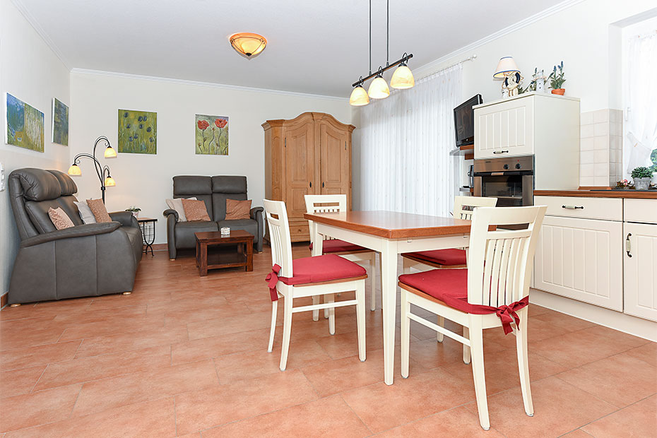 Ferienwohnung „Westerplate“ - Wohnzimmer mit integriertem Küchenbereich