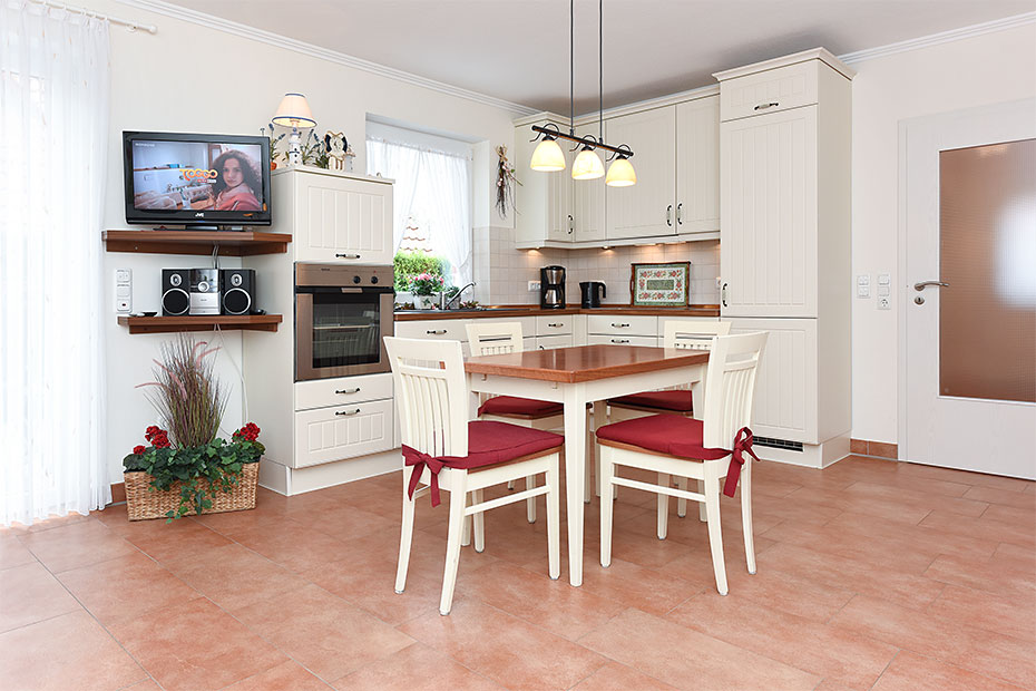 Ferienwohnung „Westerplate“ - Wohnzimmer mit integriertem Küchenbereich