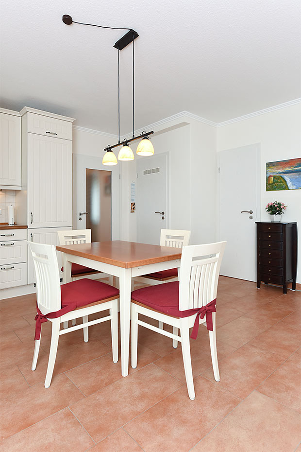 Ferienwohnung „Westerplate“ - Wohnzimmer mit integriertem Küchenbereich