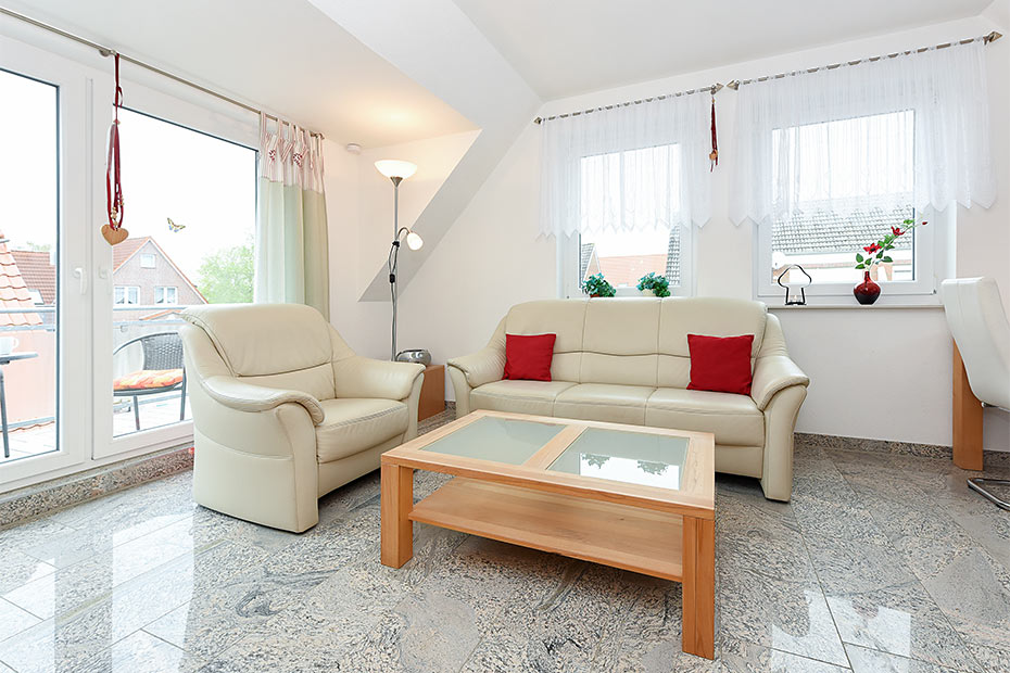 Ferienwohnung „Westerriff“ - Wohnzimmer mit integriertem Küchenbereich