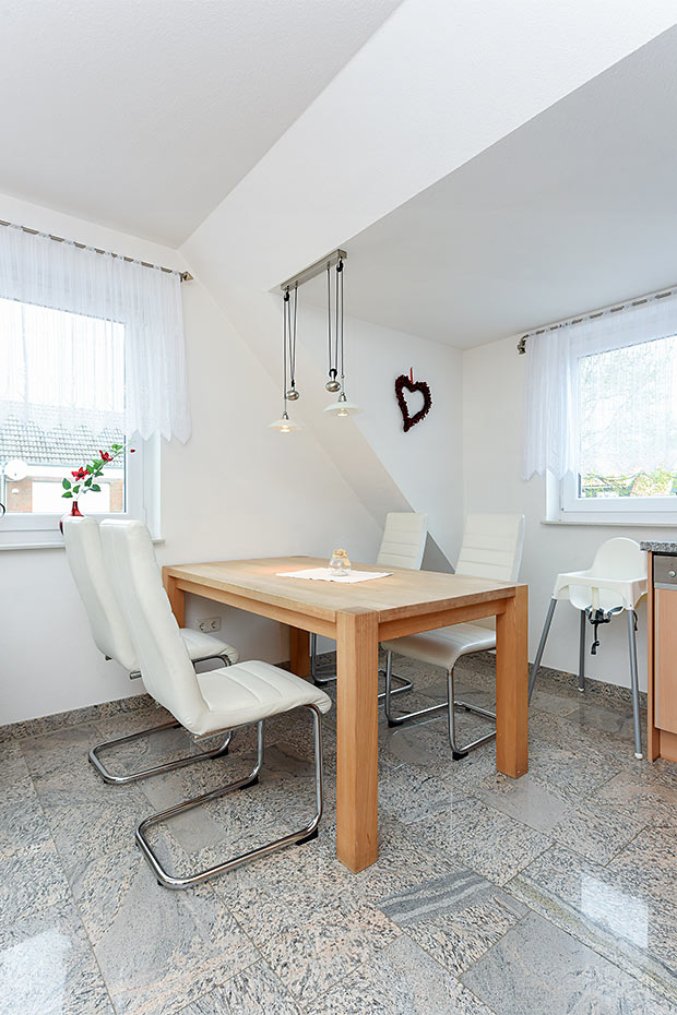 Ferienwohnung „Westerriff“ - Wohnzimmer mit integriertem Küchenbereich