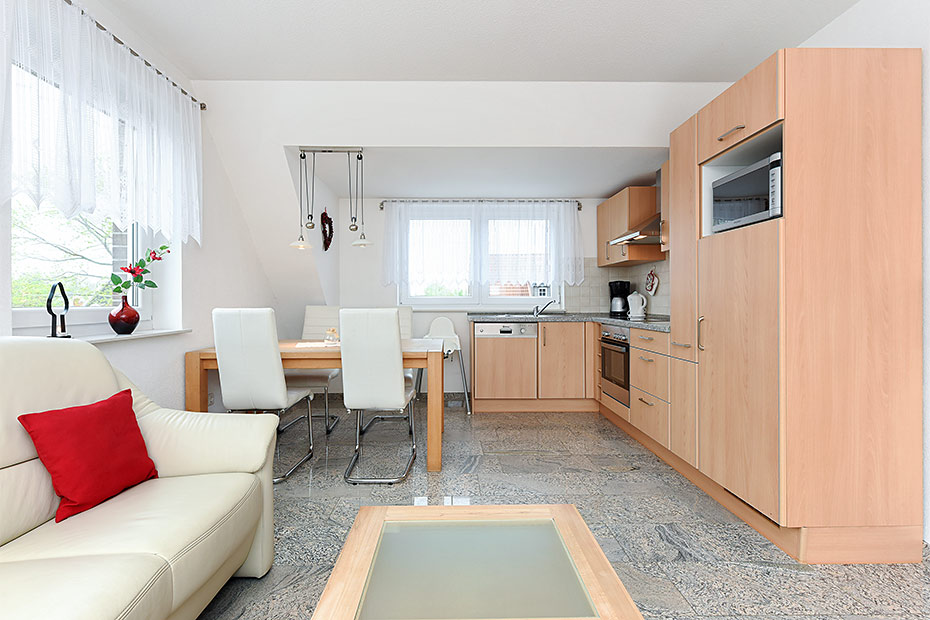 Ferienwohnung „Westerriff“ - Wohnzimmer mit integriertem Küchenbereich