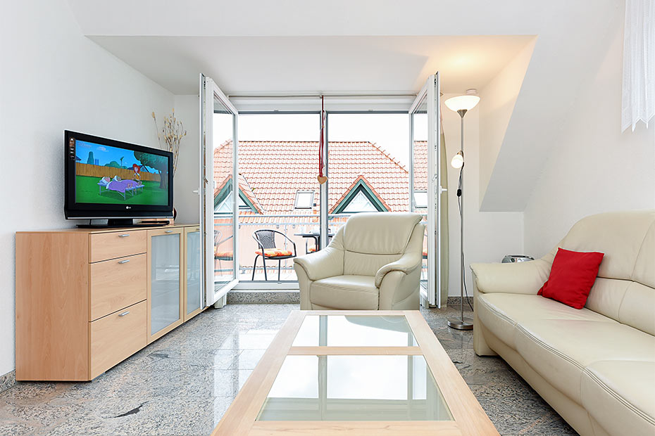 Ferienwohnung „Westerriff“ - Wohnzimmer mit integriertem Küchenbereich