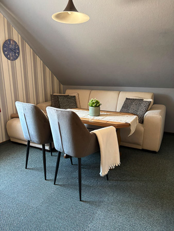 Ferienwohnung 1 - Wohnzimmer mit integriertem Küchenbereich