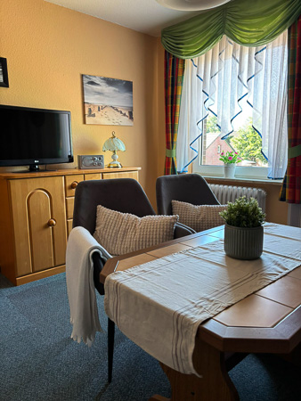 Ferienwohnung 1 - Wohnzimmer mit integriertem Küchenbereich