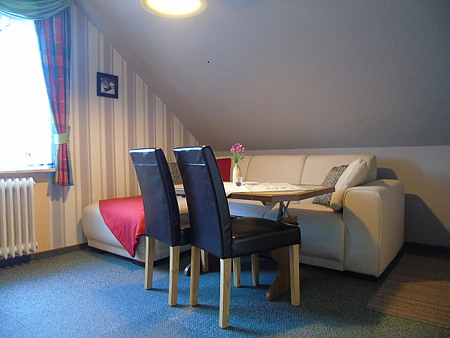 Ferienwohnung 1 - Wohnzimmer mit integriertem Küchenbereich