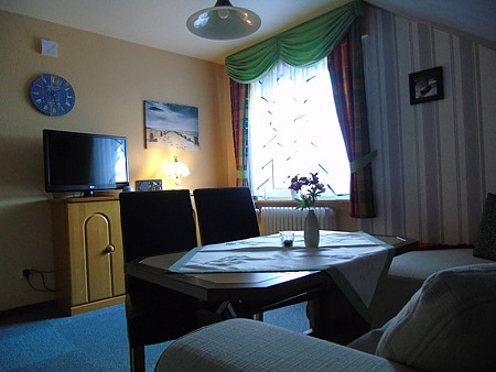 Ferienwohnung 1 - Wohnzimmer mit integriertem Küchenbereich