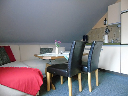 Ferienwohnung 1 - Wohnzimmer mit integriertem Küchenbereich