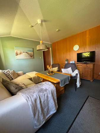 Ferienwohnung 2 - Wohnzimmer mit integriertem Küchenbereich