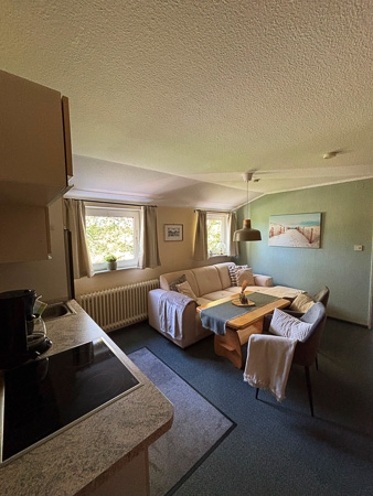 Ferienwohnung 2 - Wohnzimmer mit integriertem Küchenbereich