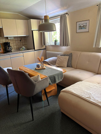 Ferienwohnung 2 - Wohnzimmer mit integriertem Küchenbereich