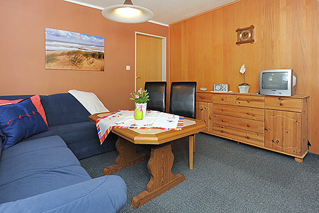 Ferienwohnung 2 - Wohnzimmer mit integriertem Küchenbereich