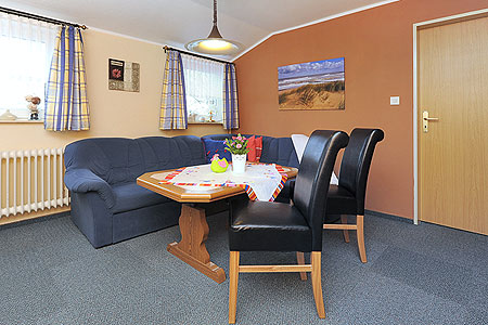 Ferienwohnung 2 - Wohnzimmer mit integriertem Küchenbereich