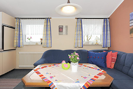 Ferienwohnung 2 - Wohnzimmer mit integriertem Küchenbereich