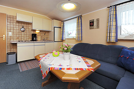 Ferienwohnung 2 - Wohnzimmer mit integriertem Küchenbereich