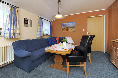 Ferienwohnung 2 - Wohnzimmer mit integriertem Küchenbereich