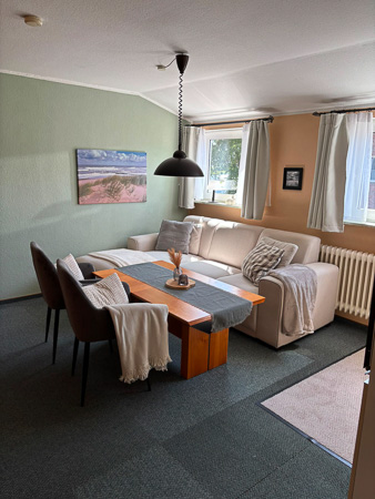 Ferienwohnung 3 - Wohnzimmer mit integriertem Küchenbereich